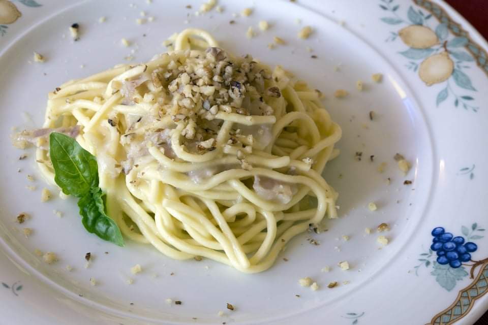 Spaghetti con panna e granella di pistacchi, un primo da chef - I primi ...